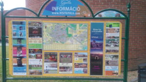 A Várfürdő előtti térképes információs tábla